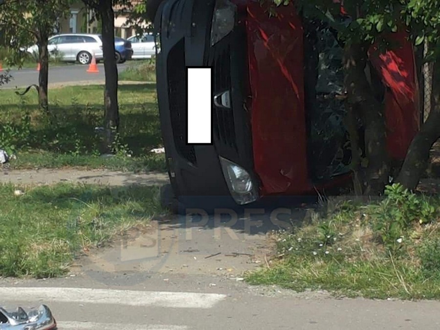 FOTO. Accident grav în Carei. O mașină s-a răsturnat, impact violent