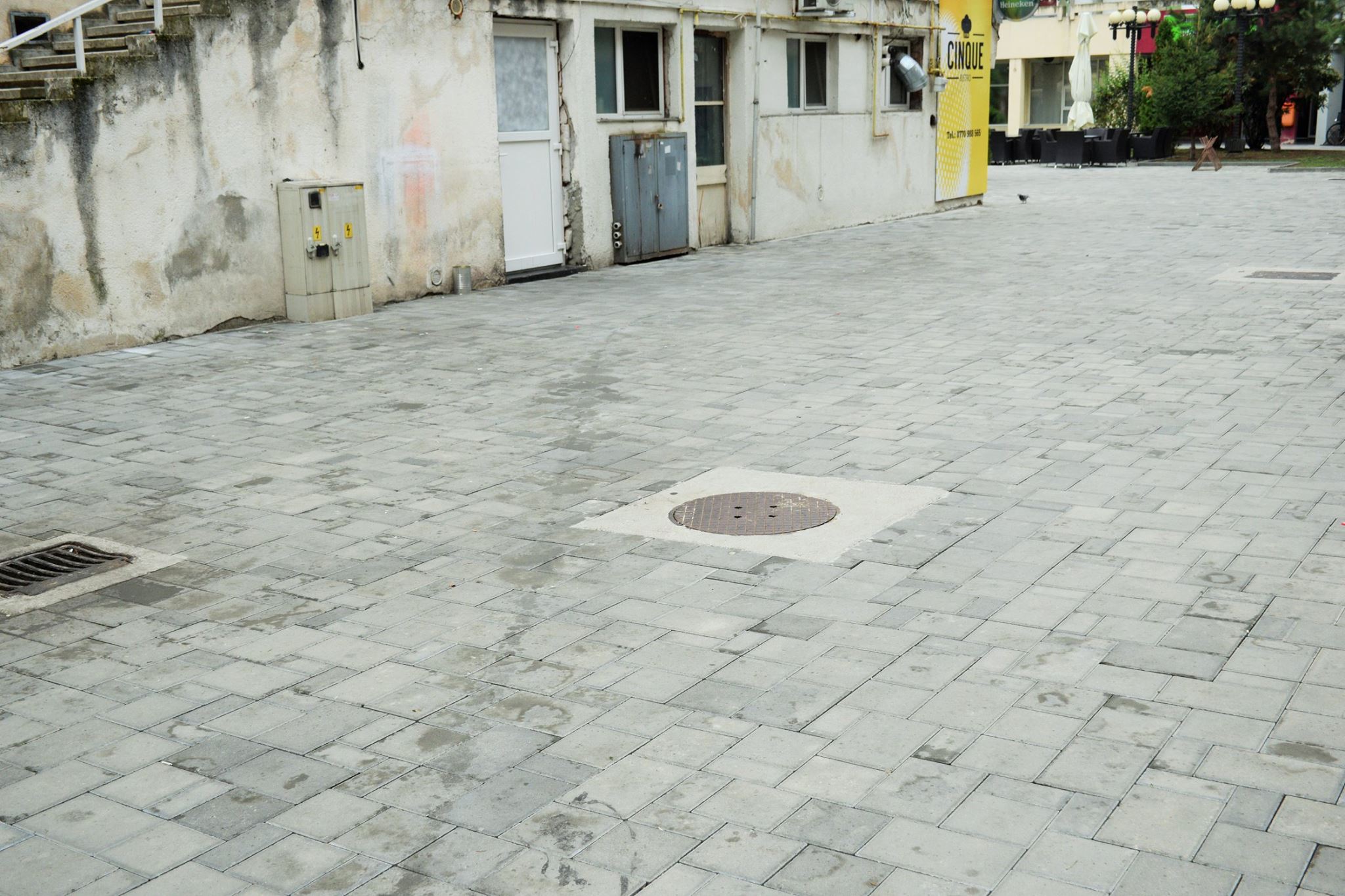 FOTOGALERIE. Restaurant din centru, ”aruncă” uleiul pe pavajul nou-nouț