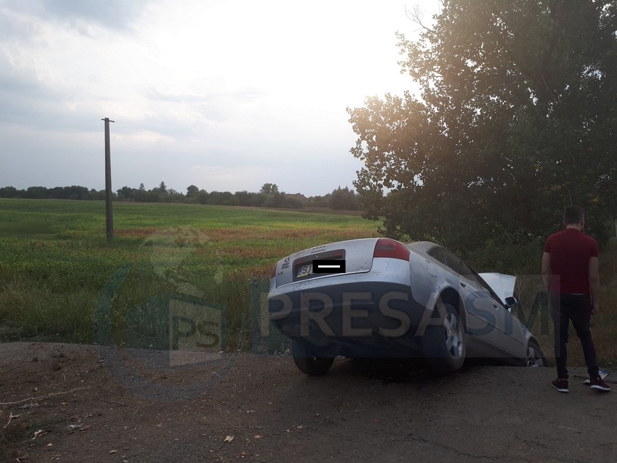 FOTO. Un tânăr ”debusolat” a intrat cu mașina într-un cap de pod
