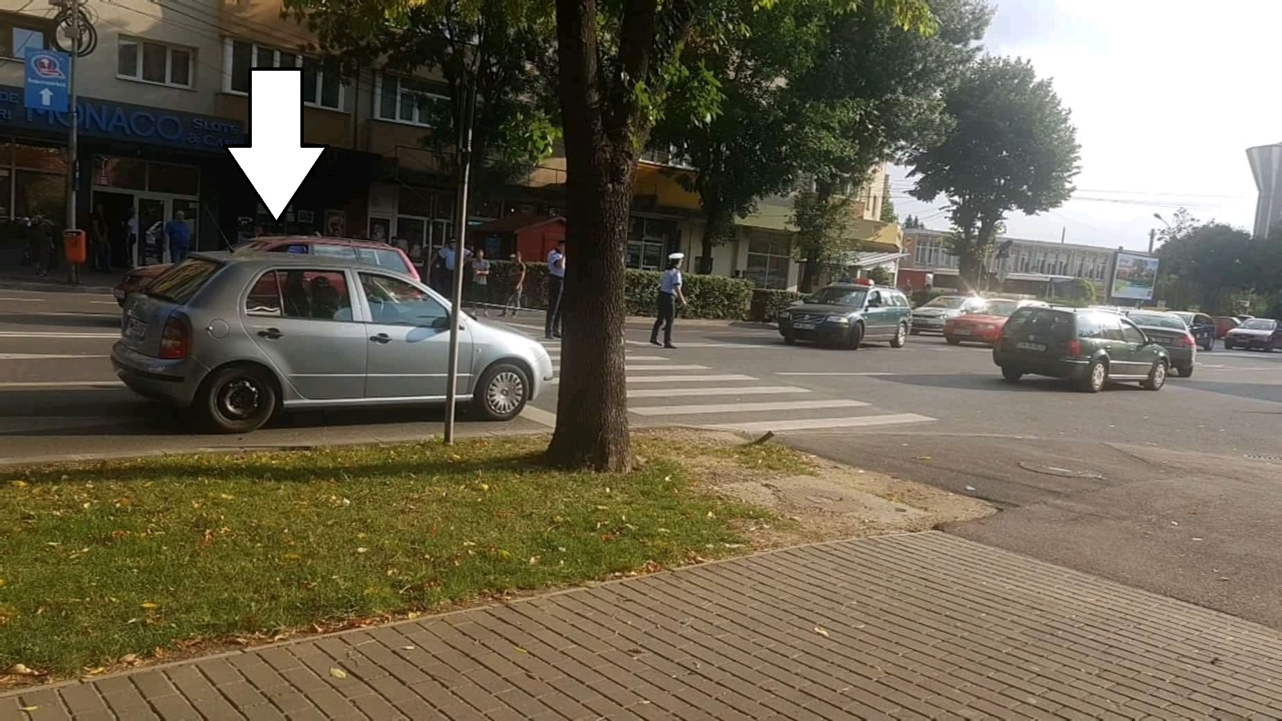 FOTO/VIDEO. Copil lovit de o mașină în Micro 17. Șoferul, la un pas de linșare