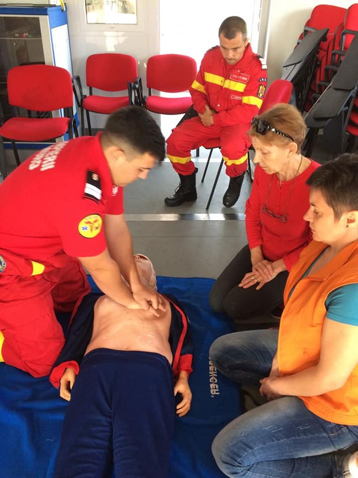 FOTOGALERIE. ”Resuscitări” în parcarea de la Auchan. Cum puteți salva vieți