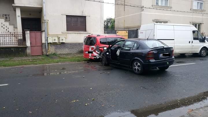 FOTO. Accident în lanț, provocat de un tânăr. Patru mașini avariate în Satu Mare