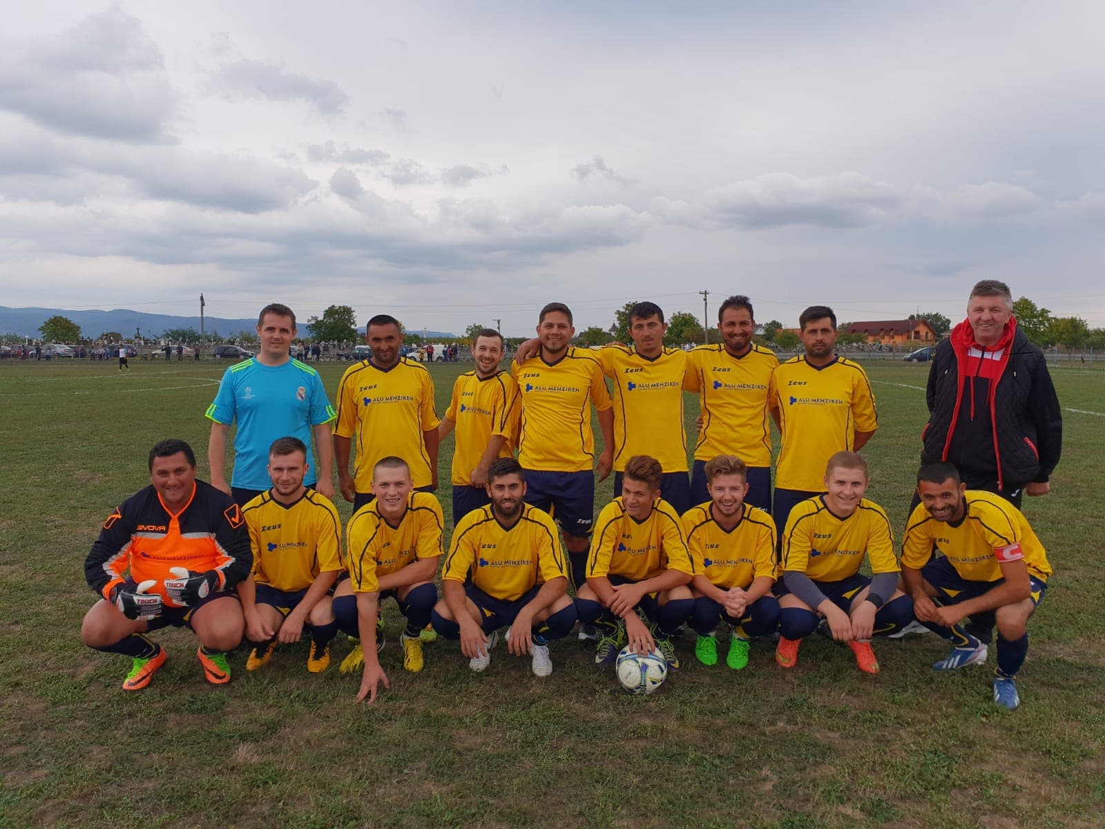 FOTOGALERIE. Alu Menziken susține cu echipamente sportive o echipă de fotbal din județ