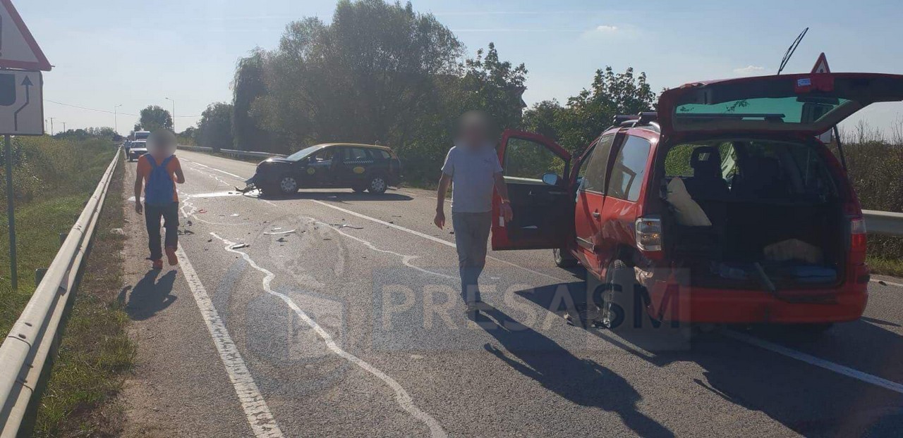 FOTO. Accident pe DN19. Impact între un taxi și o mașină