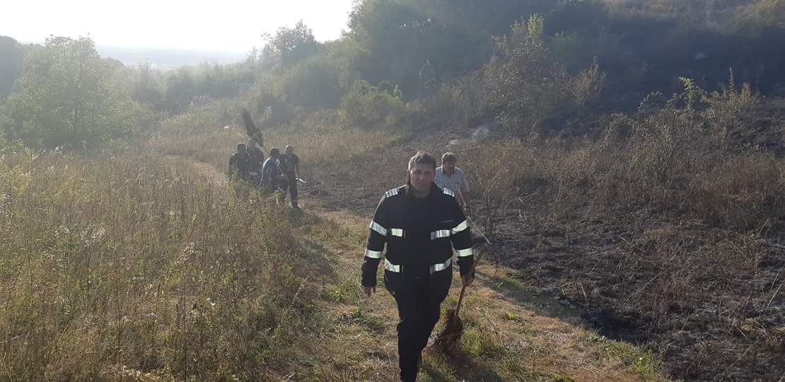 FOTOGALERIE. Incendiu de amploare în județ! Pompierii, puși în dificultate