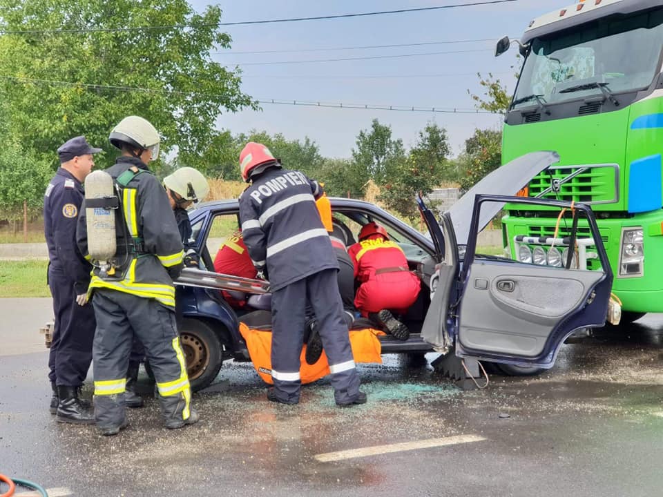 FOTOGALERIE. Accident rutier grav, cu persoane încarcerate și substanțe periculoase (exercițiu)
