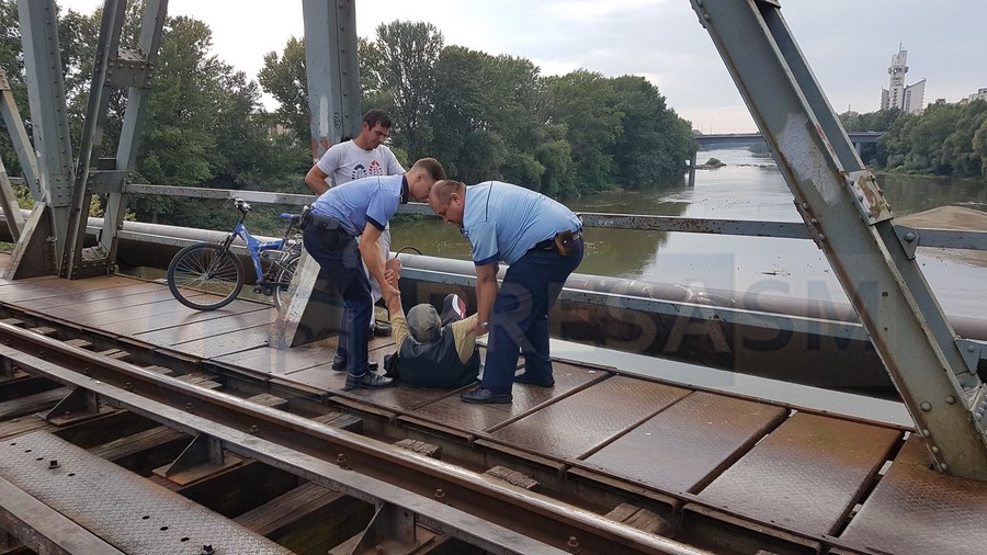 FOTO/VIDEO. Tentativă de suicid pe Podul de Fier. Bărbatul a fost salvat de un cetățean.