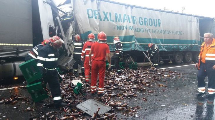 FOTO/VIDEO. Impact frontal între două TIR-uri. Un careian, grav rănit
