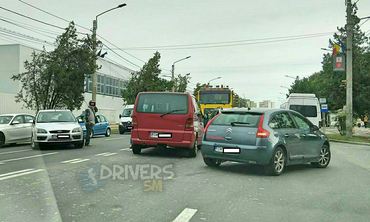 FOTO. Trafic încurcat pentru un fleac, în cel mai aglomerat loc din Satu Mare