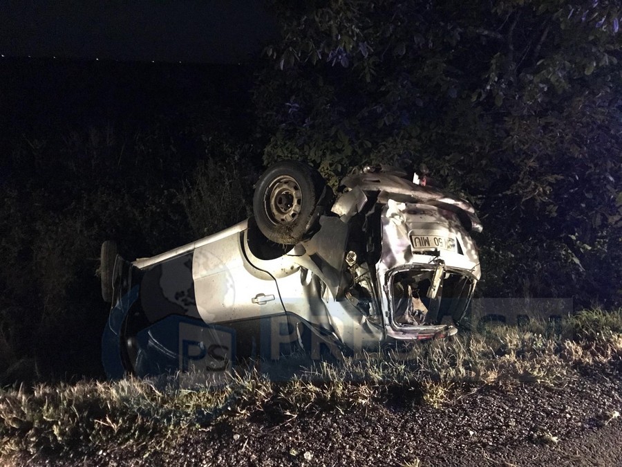 FOTO/VIDEO. Un tânăr s-a răsturnat cu mașina în șanț. Daună totală