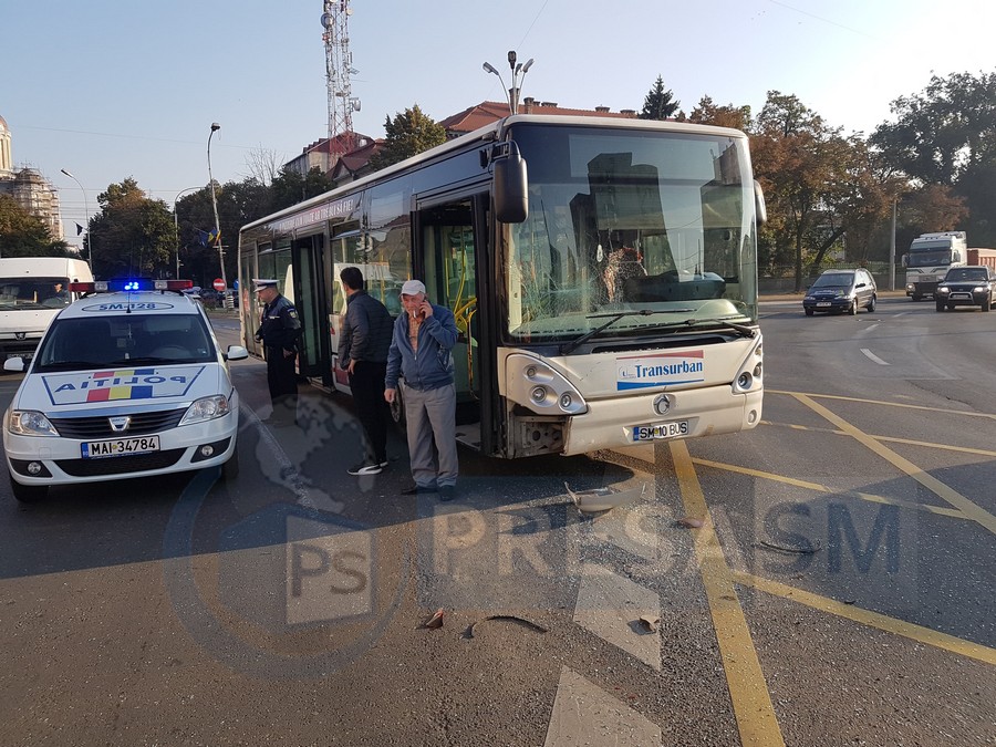 FOTO/VIDEO. Un autobuz a lovit o mașină în Satu Mare. Victimă dusă la Urgență