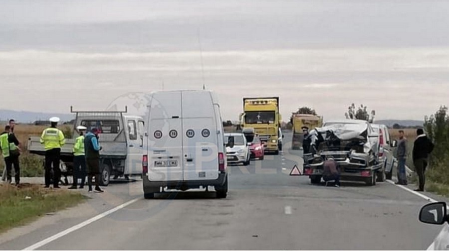 FOTO. Accident în lanț. O mașină în șanț, două s-au lovit frontal