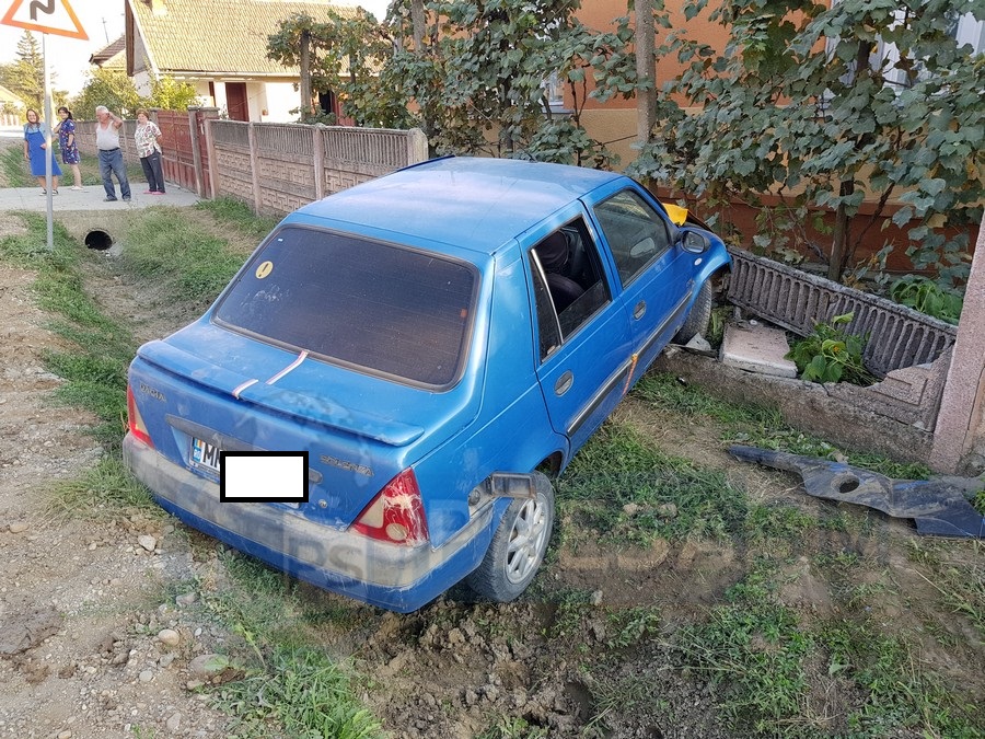 FOTO/VIDEO. Tânăr, fără permis, a intrat cu mașina într-un gard. Și a fugit!