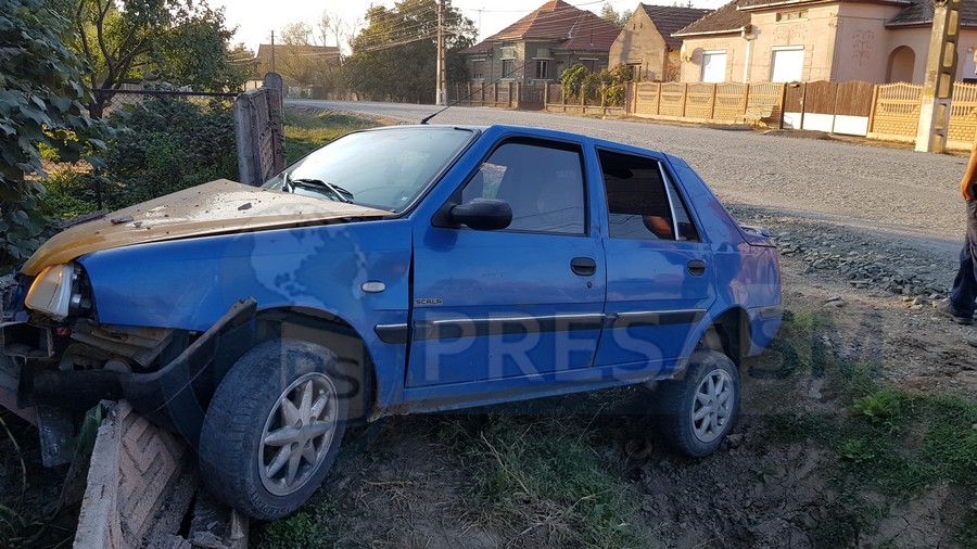 Un tânăr (21 ani) beat a spulberat cu mașina doi stâlpi. S-a oprit în gardul unei case