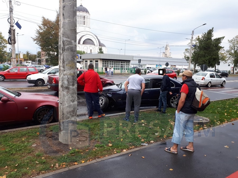 FOTO/VIDEO. Un puștan a ajuns cu mașina în stâlp, lângă Lidl, pe Drumul Careiului