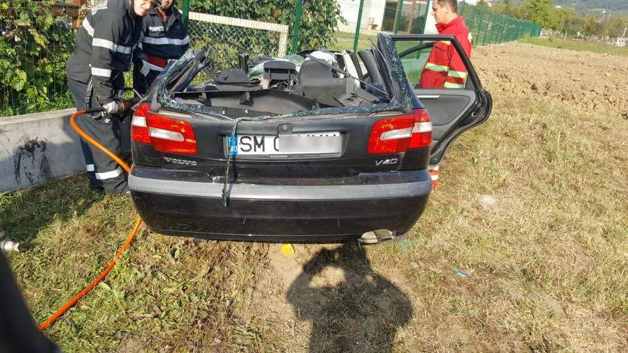 FOTOGALERIE. Accident mortal. Un sătmărean a murit strivit în mașină