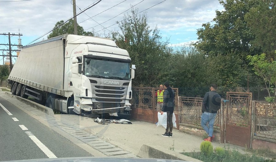 FOTOGALERIE. Accident pe DN 19. A intrat cu TIR-ul în gardul unei case!