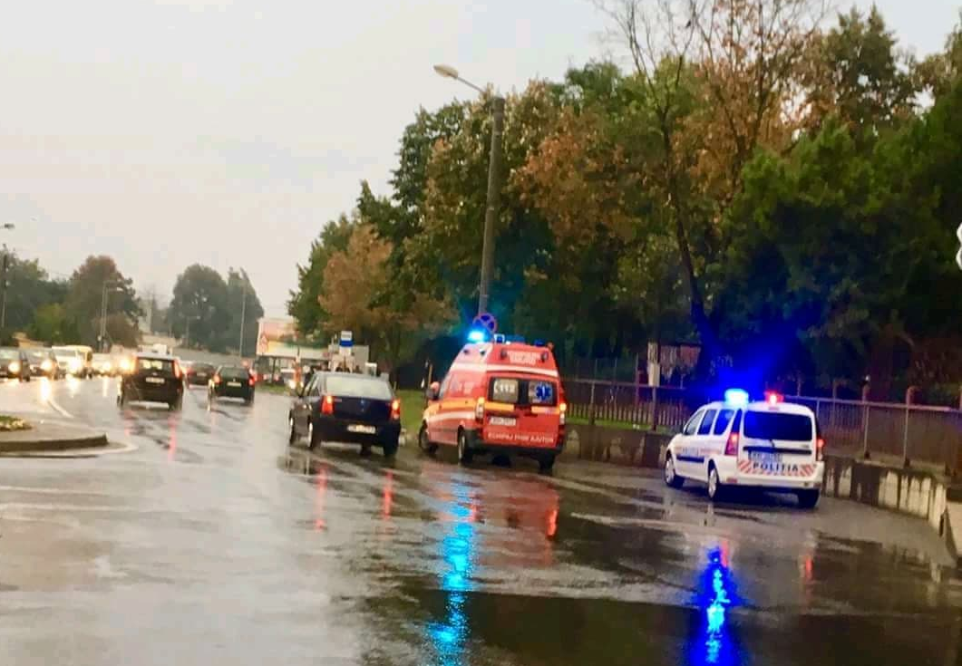 FOTO. Elevă lovită pe trecerea de pietoni. Șoferul a plecat fără încuviințare