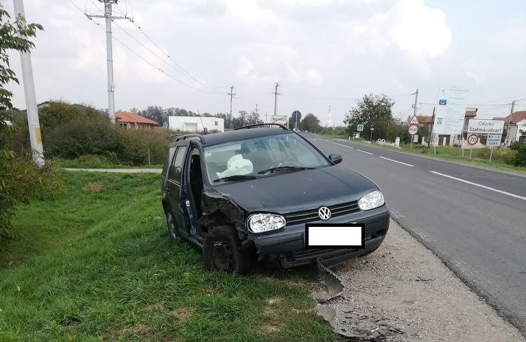 FOTO. Accident rutier. Șoferul și-a părăsit mașina pe marginea șoselei în Satu Mare