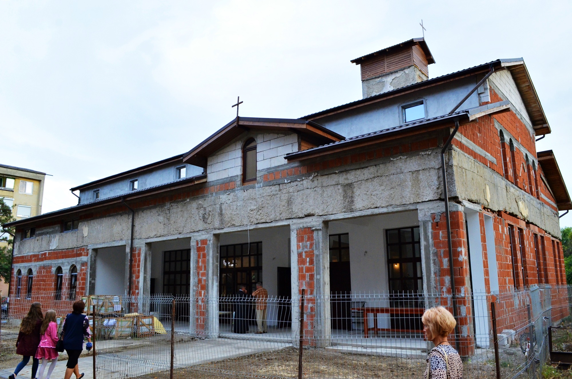 FOTOGALERIE. S-a deschis biserica construită dintr-o centrală termică. Cum arată în interior
