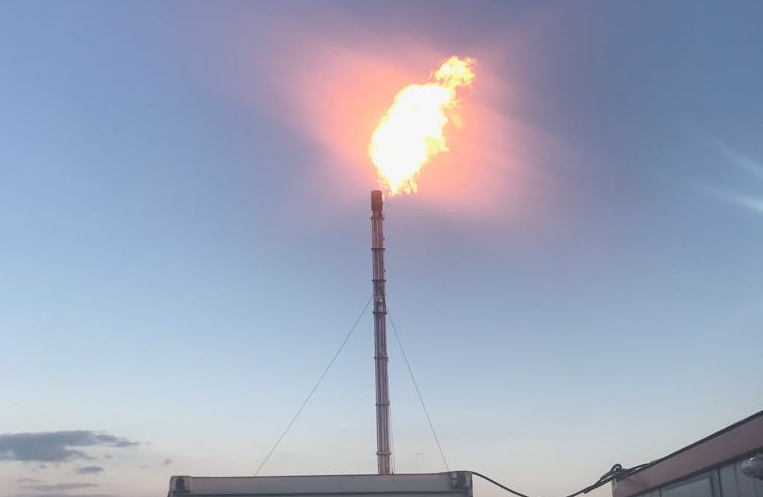 FOTO/VIDEO. Flacăra de la sonda din Moftin, vizibilă din nou de la depărtare