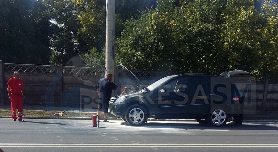 FOTO. Mercedes cuprins de flăcări, în trafic, pe B-dul Lucian Blaga. Au intervenit pompierii