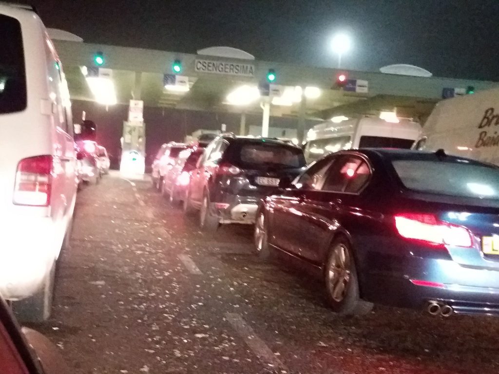 Așteaptă cu orele să iasă din țară. Aglomerație la vama Petea