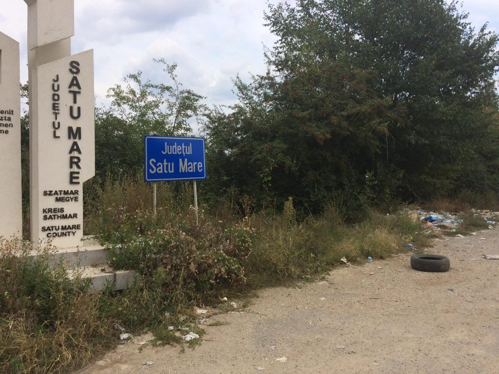 FOTO. RUȘINOS. Depozite de gunoi chiar la intrarea în județul Satu Mare