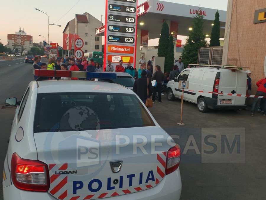 FOTO. Protest în fața UNIO. Circa o sută de muncitori, împiedicați să intre în fabrică