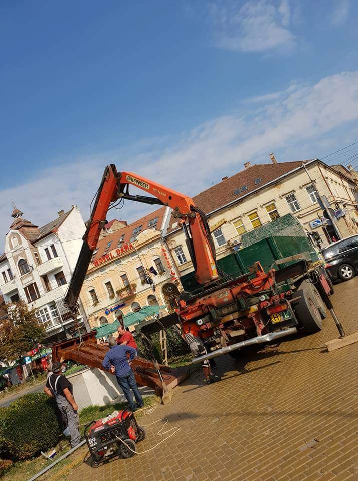 FOTO. Troița a fost reamplasată în centrul Sătmarului. Continuă disputele?!