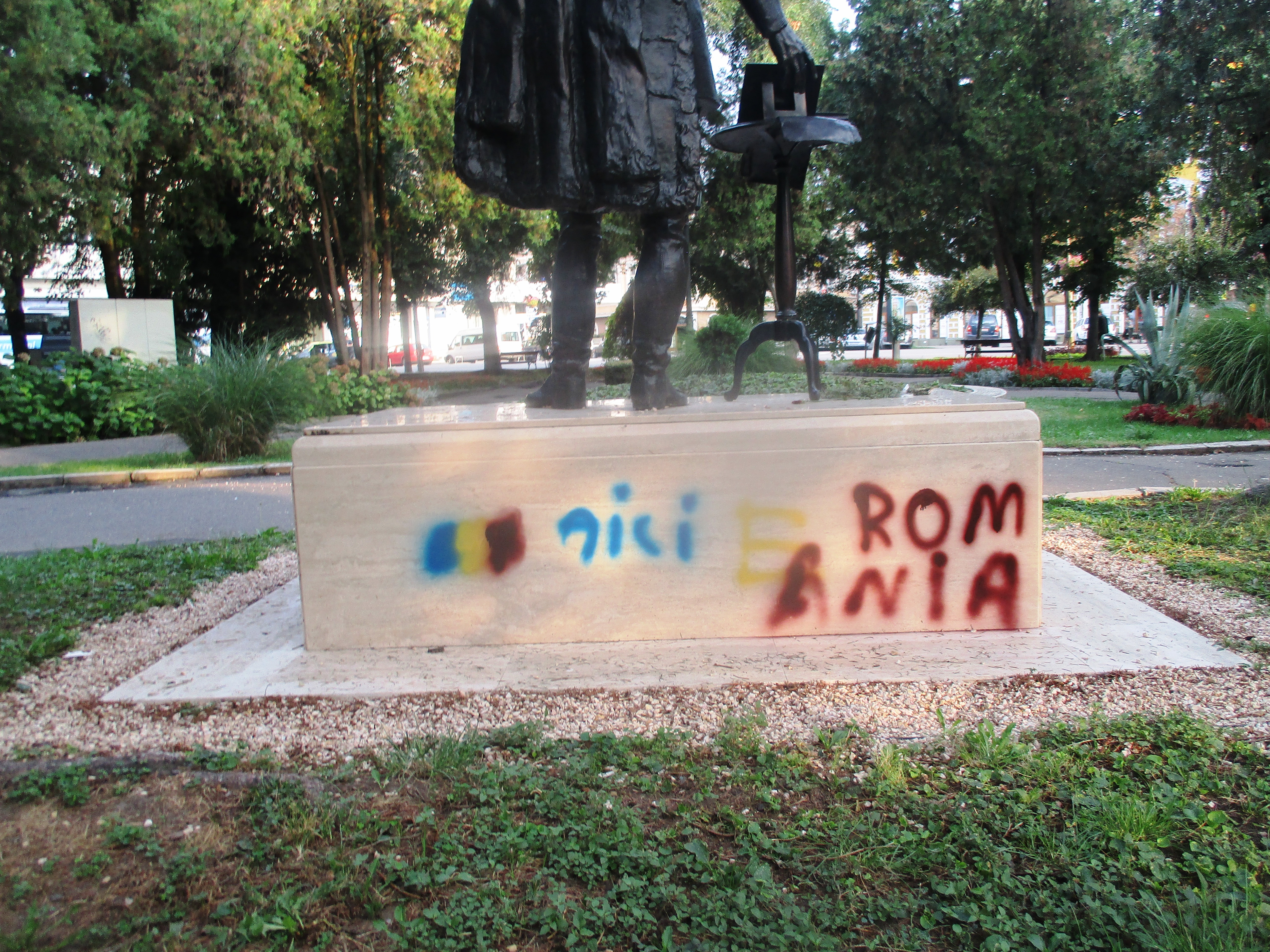 FOTO. Statuia lui Széchenyi, vandalizată. Primarul face acuzații grave