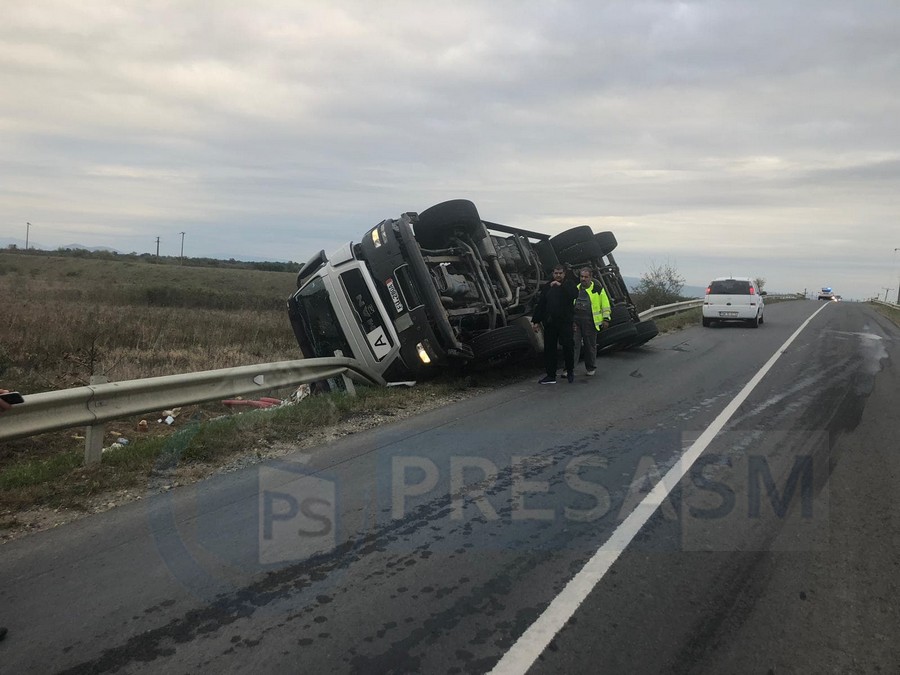 FOTOGALERIE. TIR răsturnat pe DN 19F. Tragedie evitată