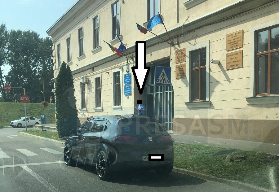 FOTOGALERIE. Staționarea anului! În mijlocul drumului, în fața Poliției Locale