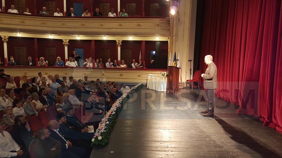 FOTOGALERIE. Demonstrație de unitate a românilor din Satu Mare la Teatrul de Nord