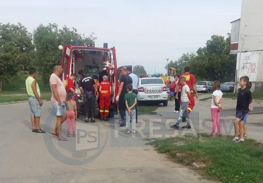 FOTO/VIDEO. Femeie salvată de la moarte de pompieri. Intervenție de urgență într-un bloc