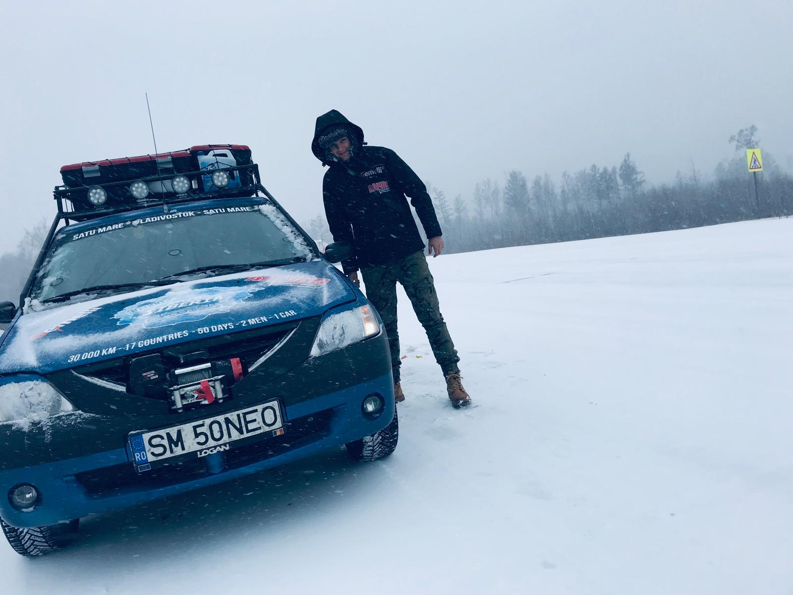 FOTO/VIDEO. Aventură cu probleme în Siberia. Dacia pe ”butuci”, zăpadă pe șosele