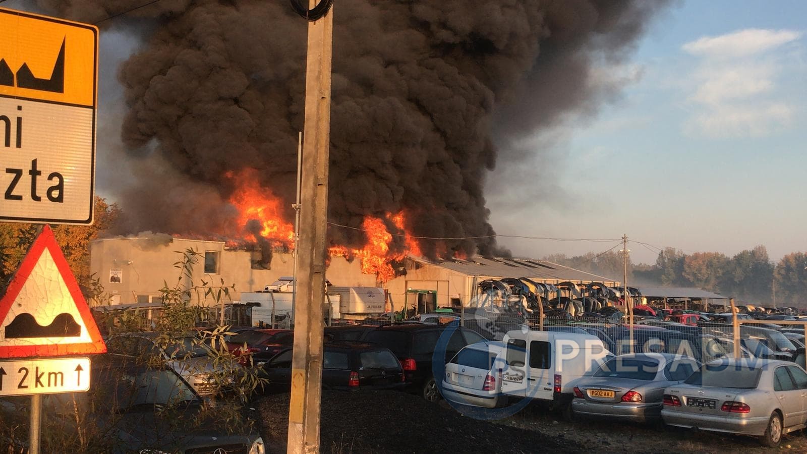 FOTO/VIDEO. Incendiu masiv la un depozit de anvelope. Intervenție de amploare!