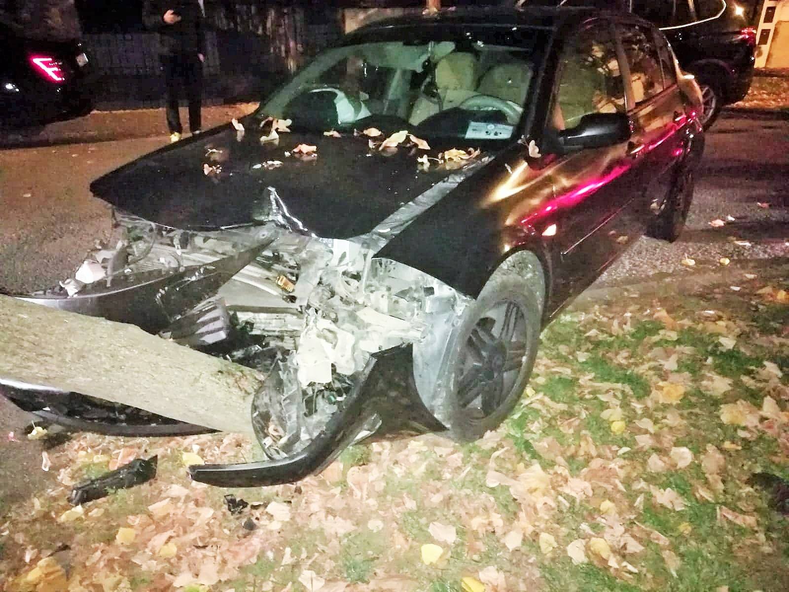 FOTO. Accident ca-n filme în Satu Mare. A fugit de Poliție, s-a oprit în copac!