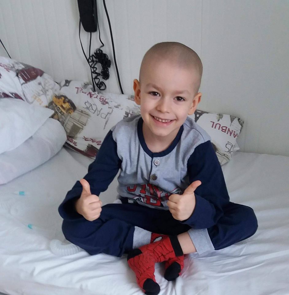 Micuțul Darian a pierdut lupta pentru viață. A plecat între îngeri