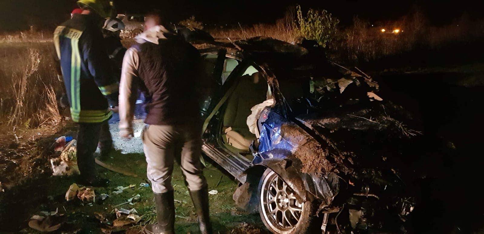 FOTO. Mașină răsturnată la Terebești. Două persoane încarcerate