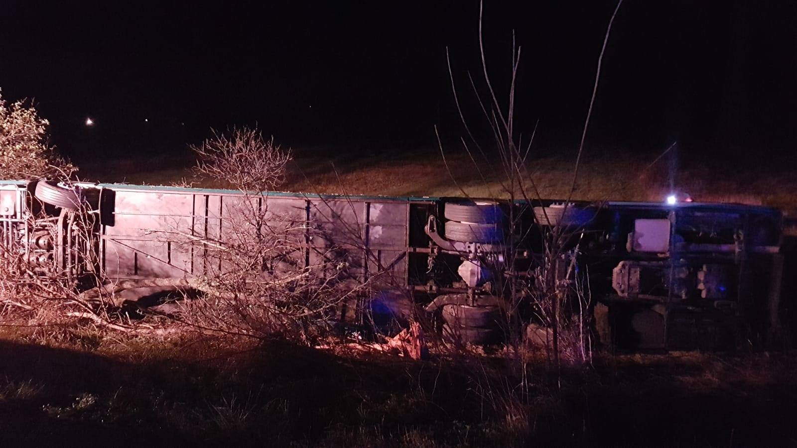 FOTO/VIDEO. Accident mortal: Un decedat și 32 de răniți! Un autobuz s-a răstunat, activat planul roșu