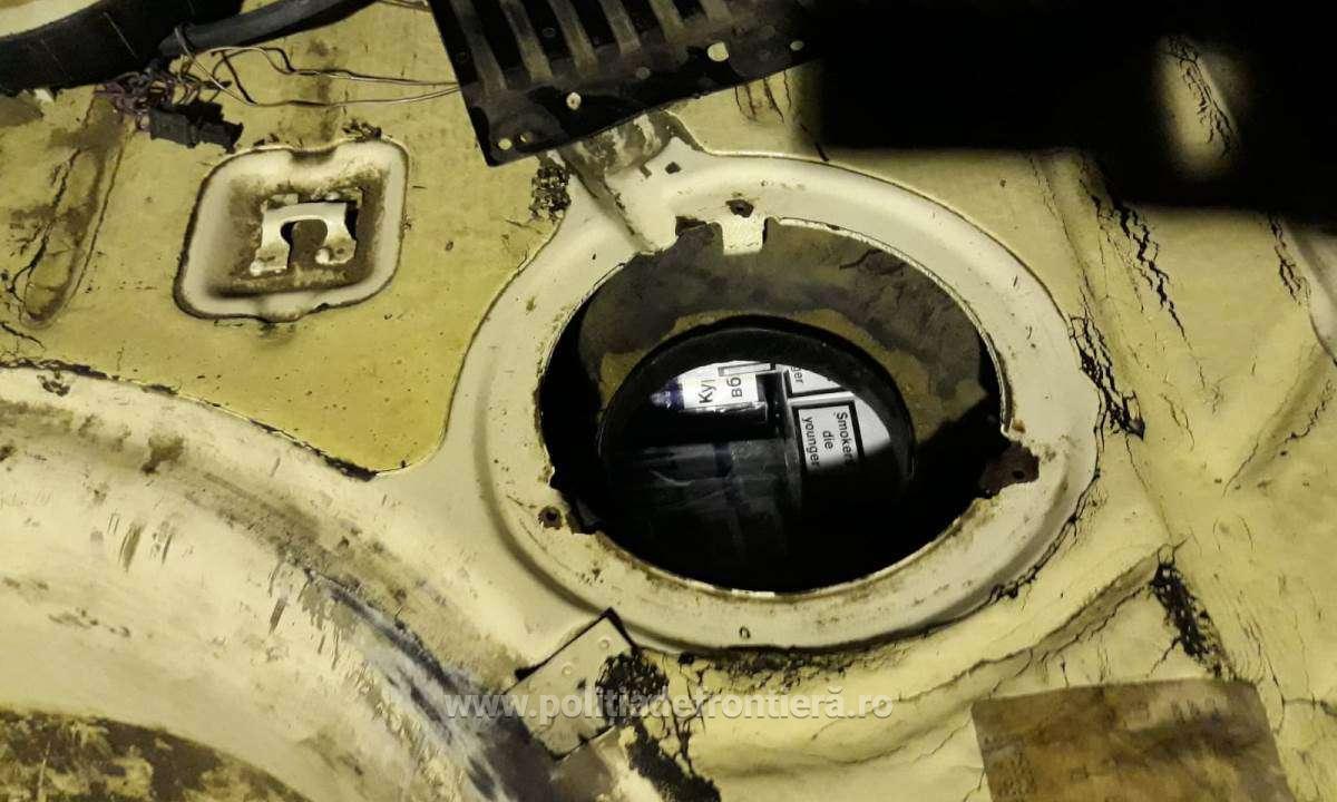 FOTO. Cum a încercat un sătmărean să aducă în țară sute de pachete de țigări