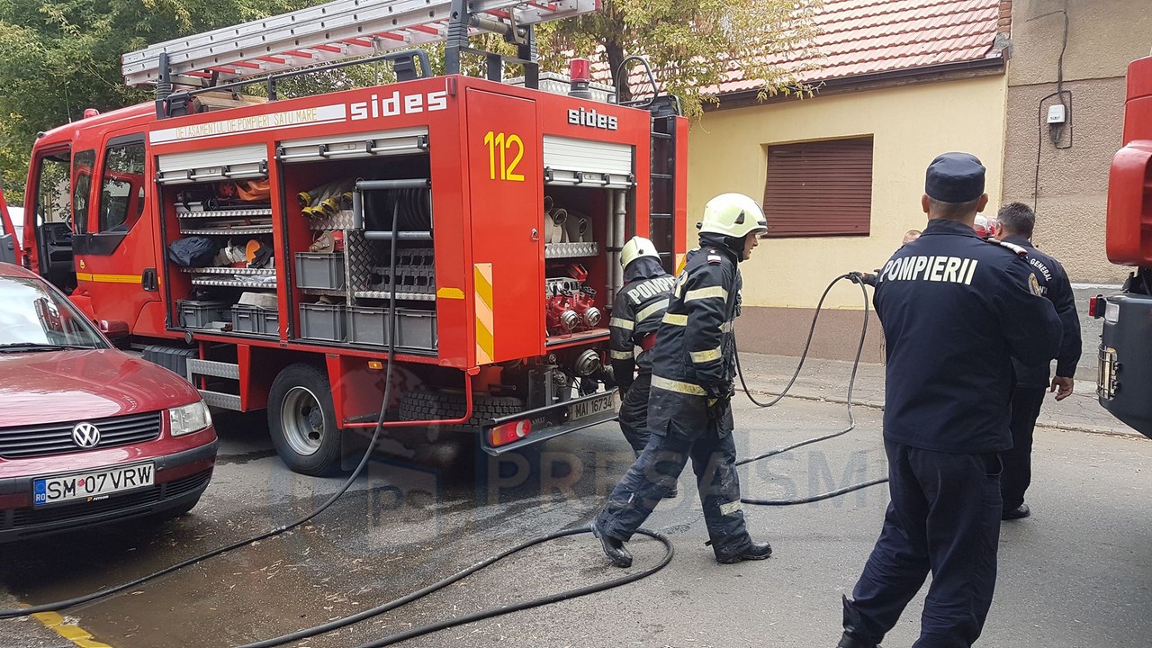 Foto/Video Incendiu la o casă din Satu Mare. O stradă a fost blocată