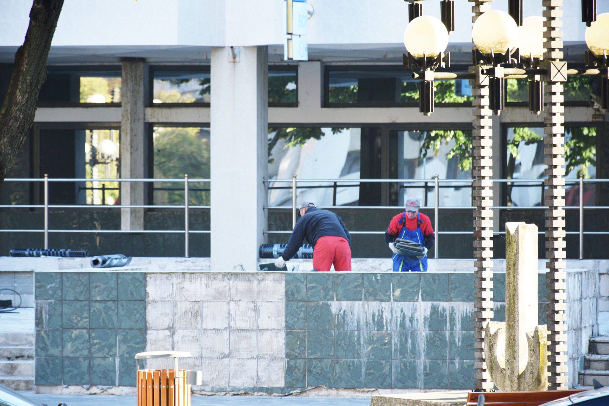 FOTO. Primăria a dat ultimatum unei bănci. Va dispărea o pată de rușine din Centru