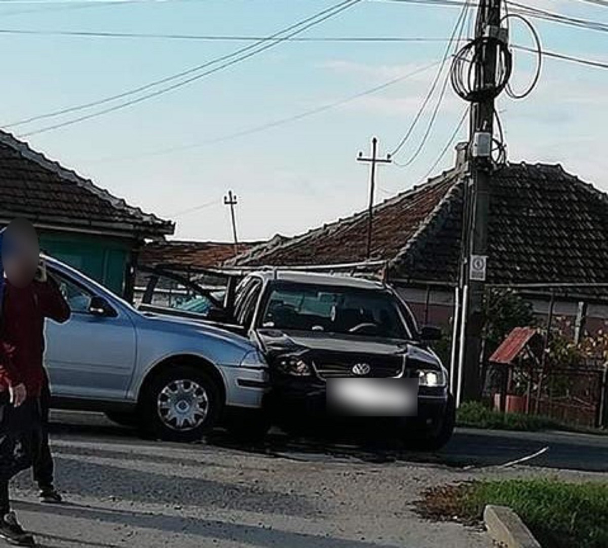 FOTO. Accident între două automobile pe bulevardul Lucian Blaga