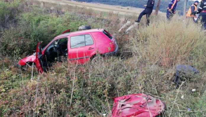 FOTO. Mașină lovită de un tren. Două persoane au ajuns cu autoturismul în șanț