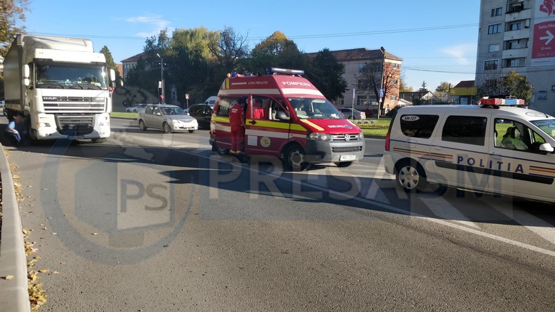 FOTO/VIDEO. O femeie a intrat cu mașina într-un TIR, în centrul Sătmarului