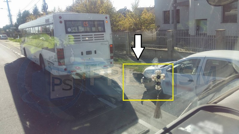 FOTO. Un autobuz a intrat într-o mașină pe B-dul Lucian Blaga, în Satu Mare