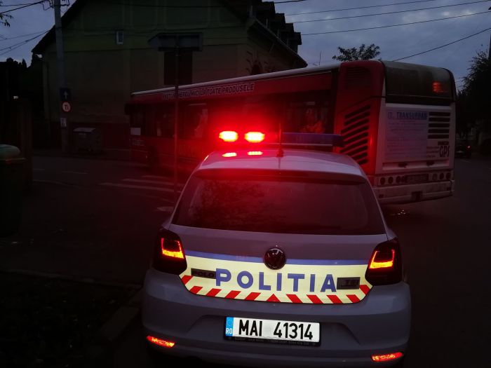 Un șofer beat a intrat cu mașina sub un autobuz, în Carei. Alcoolemie uriașă