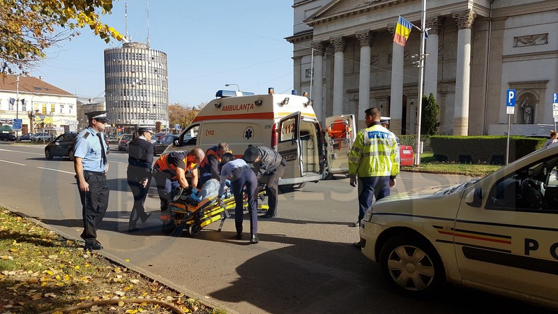 FOTO/VIDEO. Bărbat autoaccidentat pe șosea, în sensul giratoriu din Piața Libertății